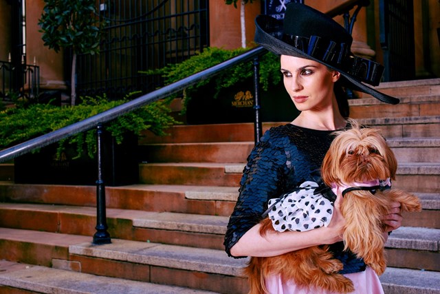 Pink Satin & Hearts Chiffon - Klänning med Koppel, Hatt & Integrerad Sele