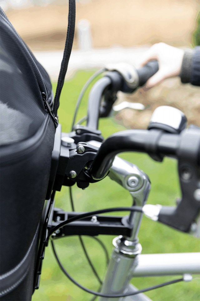 Cykelkorg front med nät och regnskydd Svart
