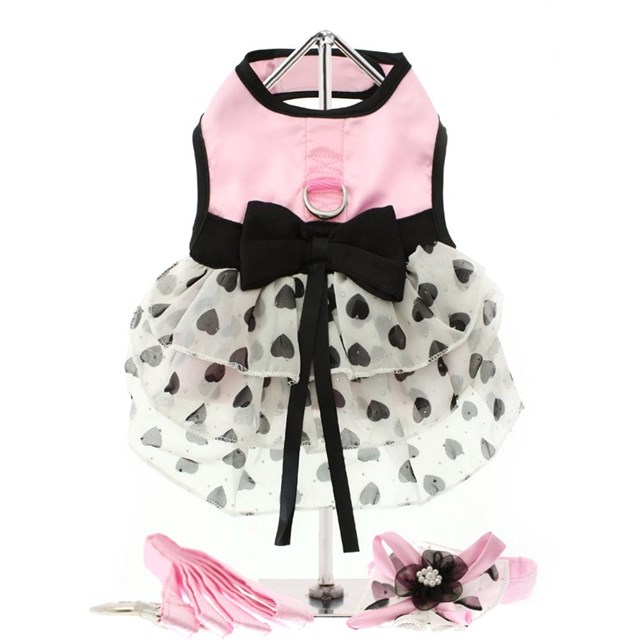 Pink Satin & Hearts Chiffon - Klänning med Koppel, Hatt & Integrerad Sele